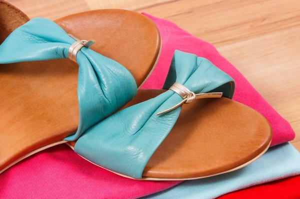 Comment choisir des chaussures ouvertes qui se marient parfaitement avec une tenue de cocktail estivale?